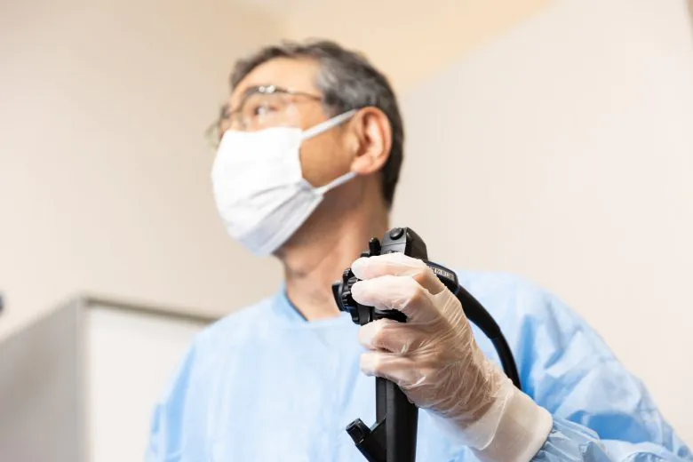 検査中の医師の画像