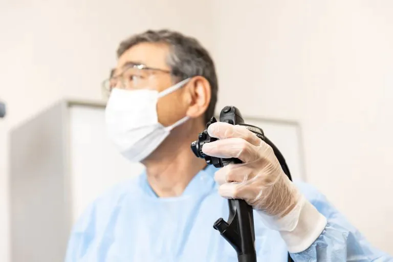 検査中の医師の写真